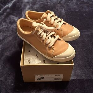 Tommy Bahama Women’s Size 7.5 Ethan’s Leather Tennis Shoes in Toasted Coconut